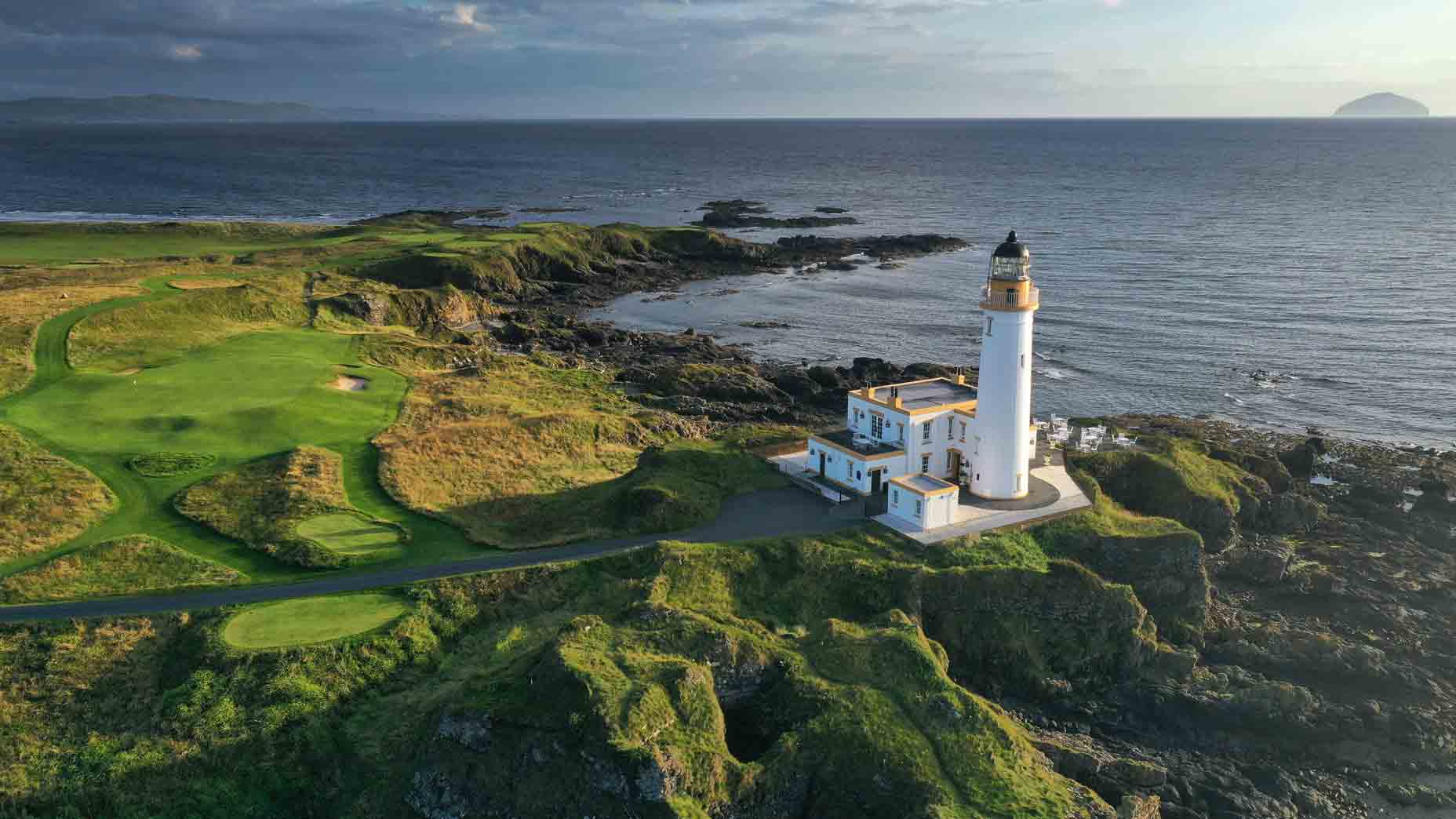 Vue aérienne du parcours Ailsa de Turnberry et de son phare, en bord de mer d'Irlande