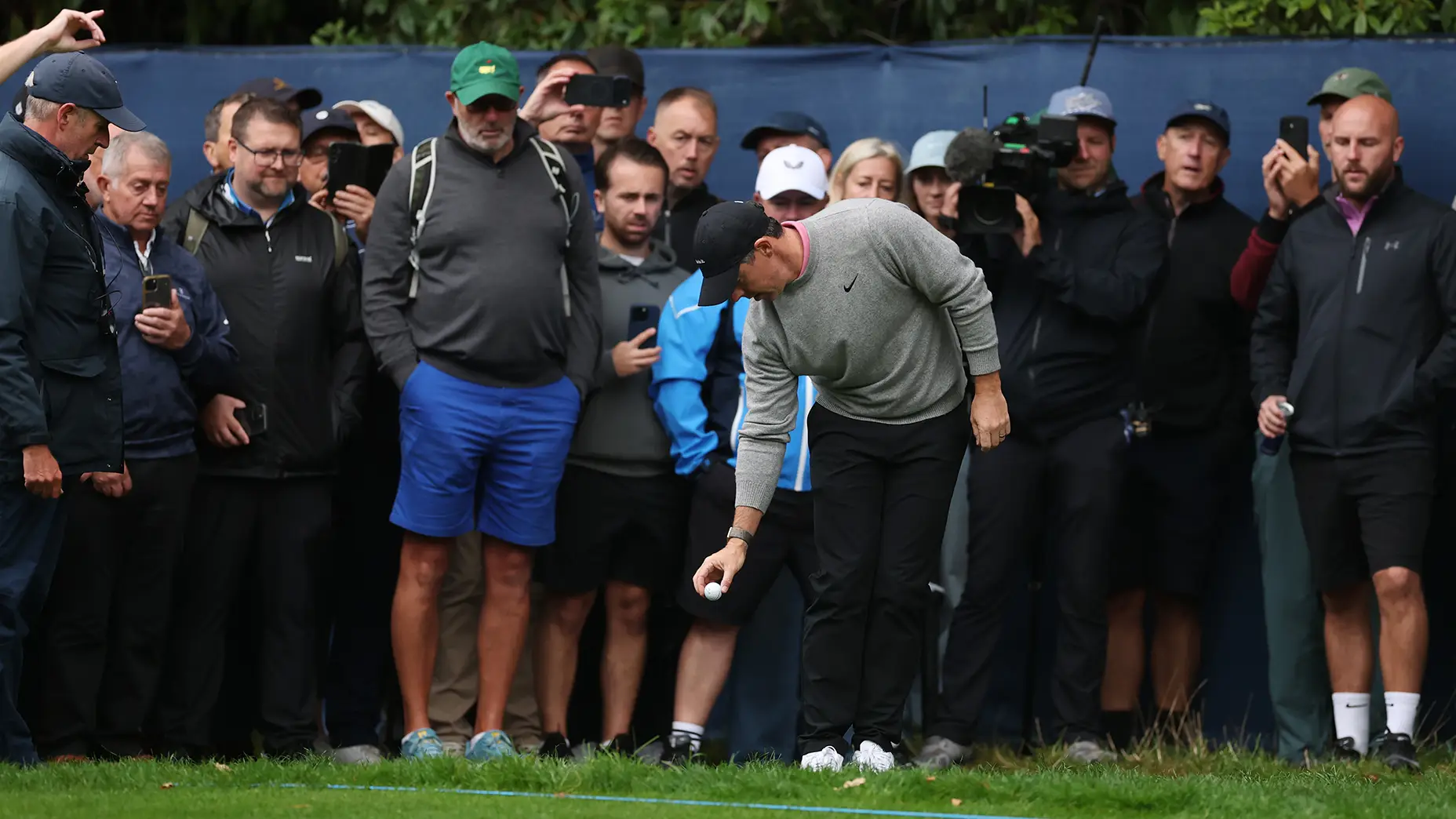 Rory McIlroy droppe sa balle au trou 14 du BMW PGA Championship 2026